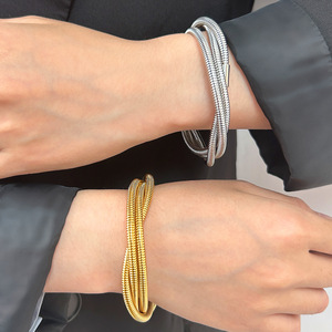 เครื่องประดับแฟชั่น สร้อยข้อมือสแตนเลสชุบทอง 18K แบบใหม่ หลายชั้น พันเกลียว - Product Image 2