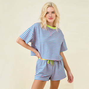 Ensemble décontracté deux pièces rayé pour femme avec logo personnalisé, épaules tombantes contrastantes et short à cordon de serrage, fabriqué par le fabricant - Product Image 3
