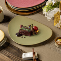 Assiette de service allongée de forme ovale pour la présentation des plats principaux et des spécialités du chef en restaurant