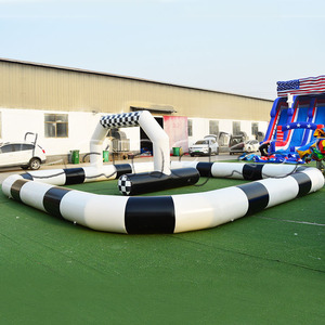 Piste <span class=keywords><strong>de</strong></span> course gonflable noire commerciale avec arche à carreaux, arène portable <span class=keywords><strong>pour</strong></span> voitures tamponneuses et karts <span class=keywords><strong>pour</strong></span> <span class=keywords><strong>location</strong></span> <span class=keywords><strong>de</strong></span> fêtes d'enfants - Product Image 6