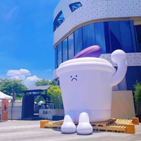 Grande mascotte gonflable personnalisée avec logo couleur en forme de bouteille ou de tasse à café pour campagne marketing d'ouverture de boutique