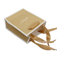 Maßgefertigte Papiertüten in Champagner-Gold, Elegante Verpackungstaschen mit Geprägtem Firmenlogo für Luxuriöse Einzelhandels- und Geschenkanlässe