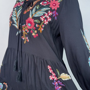 Robe décontractée ample noire en coton 100% avec col brodé floral et taille naturelle pour l'automne - Product Image 2