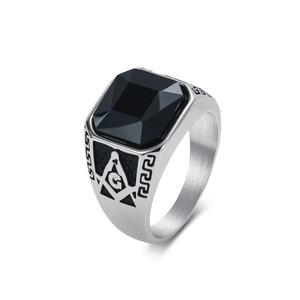 Anillo masónico para hombre, de acero dorado, con diseño geométrico y bisel de piedra negra, joyería de regalo. - Product Image 1