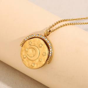 <span class=keywords><strong>Collana</strong></span> con Ciondolo a Moneta Rotonda con <span class=keywords><strong>Luna</strong></span> <span class=keywords><strong>e</strong></span> Stelle, Incisione Fronte-Retro, in Acciaio Inossidabile Placcato Oro 18k PVD, Design Moda - Product Image 2