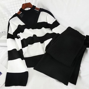 Set Due Pezzi da Donna con Top <span class=keywords><strong>a</strong></span> Maniche Lunghe <span class=keywords><strong>a</strong></span> Righe Traforato e <span class=keywords><strong>Pantaloni</strong></span> <span class=keywords><strong>a</strong></span> <span class=keywords><strong>Costine</strong></span>, Produzione all'Ingrosso - Product Image 2