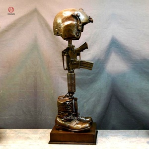 Botas de casco caídas de Cruz de batalla con acabado de bronce antiguo personalizado y escultura de estatua de Rifle para exteriores - Product Image 3