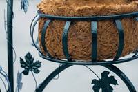 Support de Jardinière à 3 Niveaux avec Doublure en Fibre de Coco, Support Vertical en Métal Décalé pour Jardins et Pots de Fleurs, Revêtement Poudré, Résistant aux Intempéries Quotidiennes, pour Extérieur