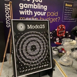 Juego de Plinko LED Retro Personalizable para Interiores, de Madera y Metal, con Ranura para Tarjetas de Sorteo, para Carnavales, Guarderías, Centros Comerciales y Locales de Bebidas - Product Image 5