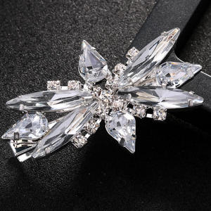 Barrette à cheveux pour femme en strass - Élégante et tendance pour les coiffures demi-chignon et frange - Product Image 3