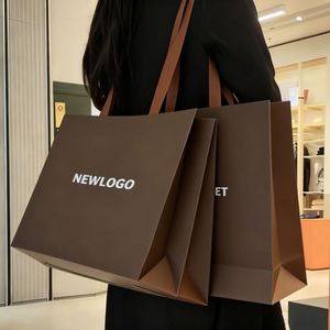 Sacs en papier kraft avec logo personnalisé, ruban et fermeture magnétique pour aliments et cadeaux, impression numérique pour la promotion - Product Image 1