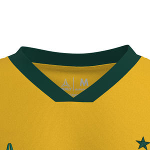 Maillot HEALY vintage style américain respirant à imprimé numérique, jaune et vert foncé, avec motif étoile et badge, en maille, à manches courtes et col en V - Product Image 4
