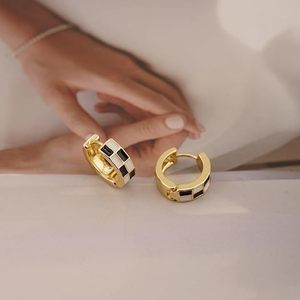 Schachbrett-Huggie-Ohrringe in Goldton Schwarz-Weiß für Damen - Product Image 2