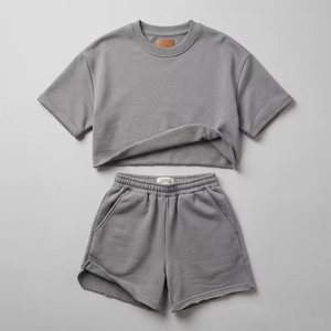 Conjunto de Dos Piezas para Mujer, Sudadera Corta de Corte Cuadrado de Felpa Francesa de 420 g/m² con Logotipo Personalizado y Pantalones Cortos Deportivos con Borde Crudo - Product Image 3