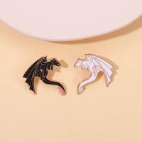 Broches Dragon Noir et Blanc - Badge en Alliage Métallique Cartoon et Mignon - Accessoire Unisexe Polyvalent et Sophistiqué