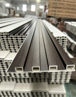 Panel Dinding PVC WPC Tahan Air Tahan Api, Komposit Kayu Plastik, Papan Sirip Beralur untuk Pelapis Hotel Indoor/Outdoor, TV