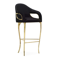 Chaise Chandra à succès : Siège de bar moderne et glamour avec pieds en laiton poli et revêtement en velours