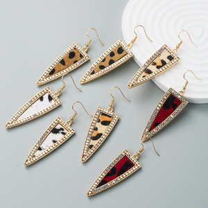 Boucles d'oreilles pendantes tendance en similicuir hypoallergénique, motif léopard exagéré, incrustées de zircon pour femmes UIONEN 910 - Product Image 1