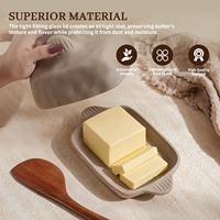 Produit transfrontalier : Beurrier en terre cuite exclusif pour la cuisine, avec couvercle en verre et couteau à beurre, fait main, texture texturée, design rectangulaire