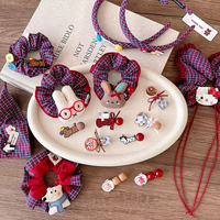 Nouveau Chouchou pour Enfants en Tissu à Motif Ours de Dessin Animé à Carreaux Rouges avec Nœud et Étiquette