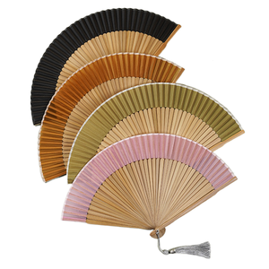 Fabricant chinois de éventails pliants en bambou, éventail à main en bambou gravé avec étui, personnalisez votre logo - Product Image 1