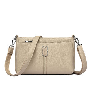Sac messager de luxe pour femme, doublure en polyester durable, fermeture éclair, détails rivetés. Sac à main portable en PU de haute qualité pour femmes. - Product Image 3