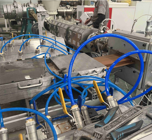 Ligne de production d'extrusion de profilés de panneaux de porte en WPC (bois-plastique) entièrement automatique, machine d'extrusion plastique - Product Image 3