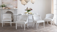 Chaise de salle à manger Emilie Barrel Back en porcelaine velours tourterelle finition blanche style français bois de chêne massif rembourré pour salons