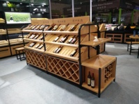 Vitrine à vin de luxe au design exceptionnel, armoire à vin en bois de luxe, étagères haut de gamme