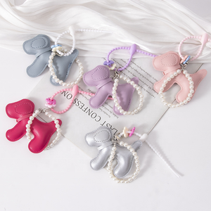 Nouveau porte-clés chien en cuir PU, motif chiot de dessin animé tissé multicolore, avec pendentif sac et décoration chaîne de perles, sérigraphié - Product Image 1