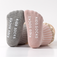Nouvelles chaussettes pour bébé fille 2026 en coton côtelé avec dentelle et volants, antidérapantes avec semelle en silicone, mi-mollet, mode pour nourrissons et tout-petits