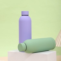 Bouteille d'eau sport isotherme en acier inoxydable blanc de 500 ml à petite ouverture avec couvercle à poignée en bambou doux au toucher pour la rentrée scolaire