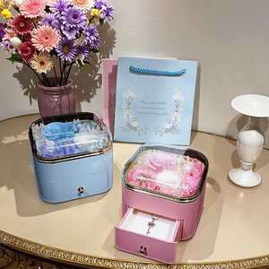 Boîte à bijoux carrée en fleurs séchées éternelles faites à la main avec des roses écologiques durables, boîte à anneaux, boîte à colliers - Product Image 1