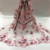 Tissu de dentelle de tulle brodé de fleurs de luxe pour robe de mariée personnalisable