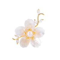 Broche Fleur de Coquillage en Perle d'Eau Douce Tendance pour l'Élégance Féminine, Fleur de Poitrine, Accessoire de Vêtement pour Costume, Broche en Cuivre et Zircon