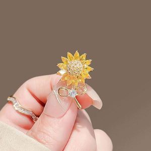 Broches élégantes en alliage pour femmes, motif tournesol, avec boucle anti-exposition, petites, mignonnes, accessoires de corsage pour décolleté, motif abeille en strass de cristal - Product Image 6