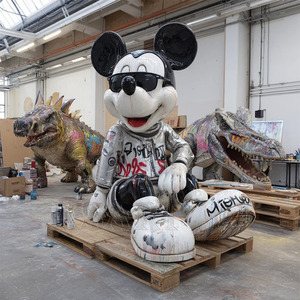 Escultura de figurita de Mickey sentado a gran escala como pieza decorativa colocada al lado del mueble de TV en la sala de estar. - Product Image 2