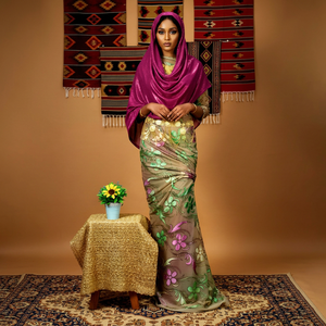 ชุดแต่งงานโซมาเลียสุดหรู สีม่วงอมชมพู ลายดอกไม้หลากสี แต่งดีเทลสีทอง พร้อมผ้าคลุมไหล่สีม่วงแดงเข้าชุด - Product Image 1
