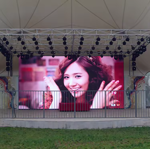 จอแสดงผล LED P2.6 ขนาด 8 ม. x 3 ม. สำหรับติดตั้งภายนอกอาคาร แบบแขวนบนโครงทรัส IP65 ความละเอียด 1920x1080 สำหรับแสดงภาพโฆษณา - Product Image 1