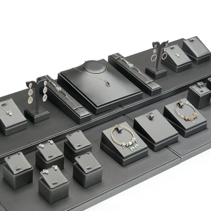 Supporto in pelle personalizzato per <span class=keywords><strong>espositore</strong></span> negozio di gioielli argento grigio pennello in pelle collana anello <span class=keywords><strong>orecchini</strong></span> <span class=keywords><strong>espositore</strong></span> - Product Image 5