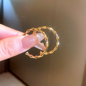 Orecchini a Cerchio in Bambù Dorato, Placcati in Oro 18K, Gioielli Unisex alla Moda con Motivo Vegetale - Product Image 4
