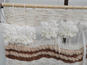 Grande Arazzo da Parete Macramè Moderno in Fibra Intrecciata a Mano Stile Boho, Design Artistico Personalizzato per Arredamento di Lusso - Product Image 3