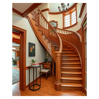Grand escalier courbé avec balustres en fer forgé, marches et main courante polie avec accents en feuille d'or