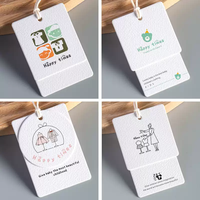 Étiquettes suspendues pour vêtements en papier épais recyclé, personnalisées avec logo en relief, impression CMYK/Pantone, étiquettes carrées blanches, vente en gros
