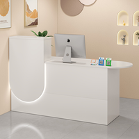 Comptoir de caisse moderne et compact blanc pour bureau, magasin ou petite réception de beauté avec éclairage LED