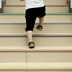 <span class=keywords><strong>Protector</strong></span> de Bordes de Escaleras Autoadhesivo, Ecológico, de PVC Moderno y Antideslizante para Escuelas y Hospitales - Color y Tamaño Personalizables - Product Image 4