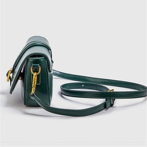 Женская Сумка-тофу с пряжкой - Product Image 3