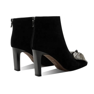 Bottines d'hiver en <span class=keywords><strong>daim</strong></span> <span class=keywords><strong>noir</strong></span> pour femmes avec nœud en strass élégant bout carré talon haut Zip confort OEM/ODM bottes de mode personnalisées - Product Image 5