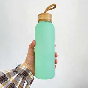 Bouteille d'eau en verre coloré givré sans BPA de 750 ml avec couvercle en bambou, portable, pour le sport, 20 oz, 25 oz, personnalisable par sublimation - Product Image 5