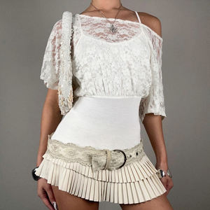 Haut décontracté pour femme en dentelle unie avec patchwork, mode estivale, caraco intégré, épaules dénudées, coupe ample, manches 3/4, boutons et découpes - Product Image 1